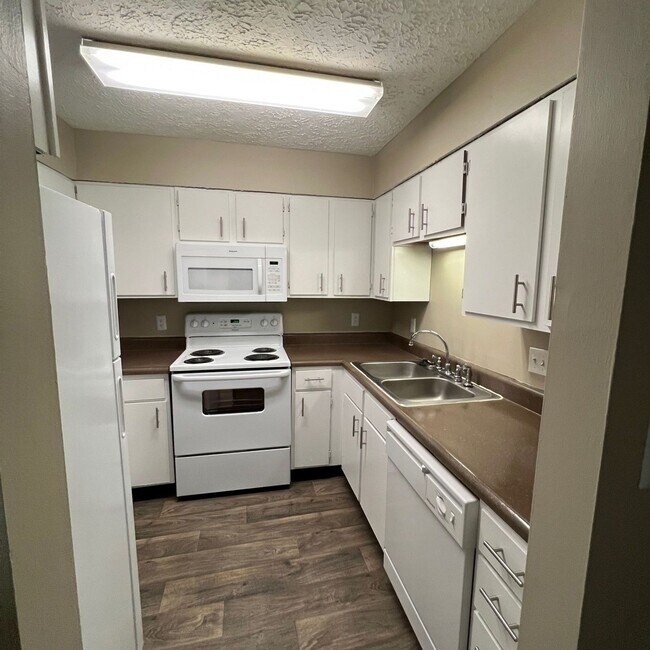 Building Photo - Beautiful Two Bedroom Apartment with W/D Connection!