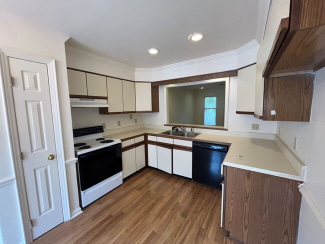 Building Photo - Cozy Deck with view of Creek! Large Bedroo...