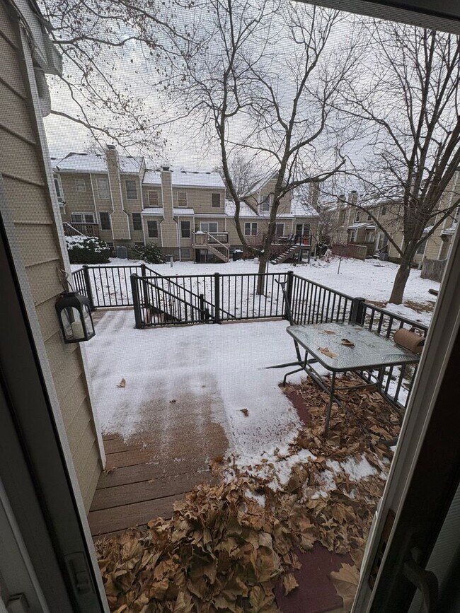 Building Photo - Beautiful 2-Bed, 3.5-Bath - Furnished Townhome - Now Offering a $500 Move-In Incentive — Ask for ...