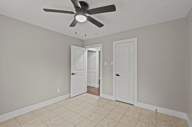Building Photo - 1107 Londonderry Ave