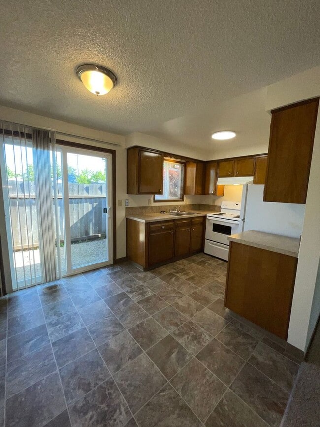 Building Photo - Rent Special!! 2-bedroom Single Level Apartment