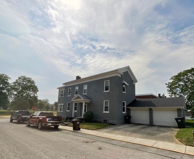 Building Photo - 2 Schonhardt St