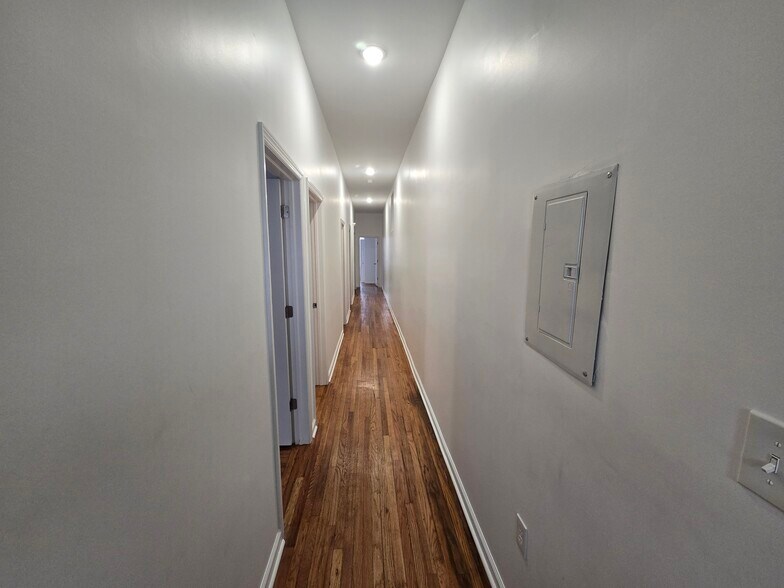 Building Photo - 584 Main St