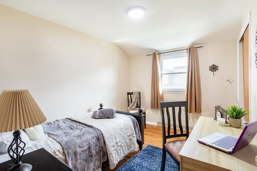 Building Photo - 2346 Pine St