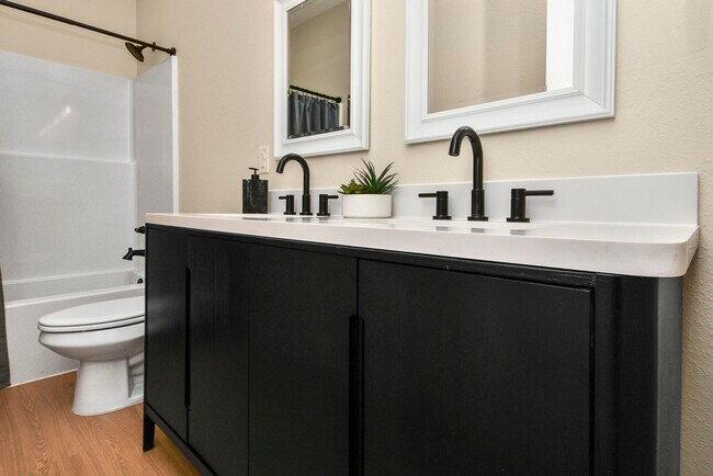 Primary Photo - 1220 E Pacific St