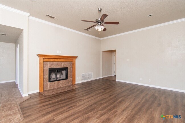 Building Photo - 608 Leo Ln