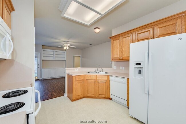Building Photo - 906 Gardenia St
