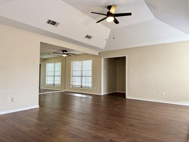 Building Photo - Rental