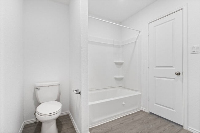 Building Photo - Charming Home Awaits: Spacious & in a Prime Location