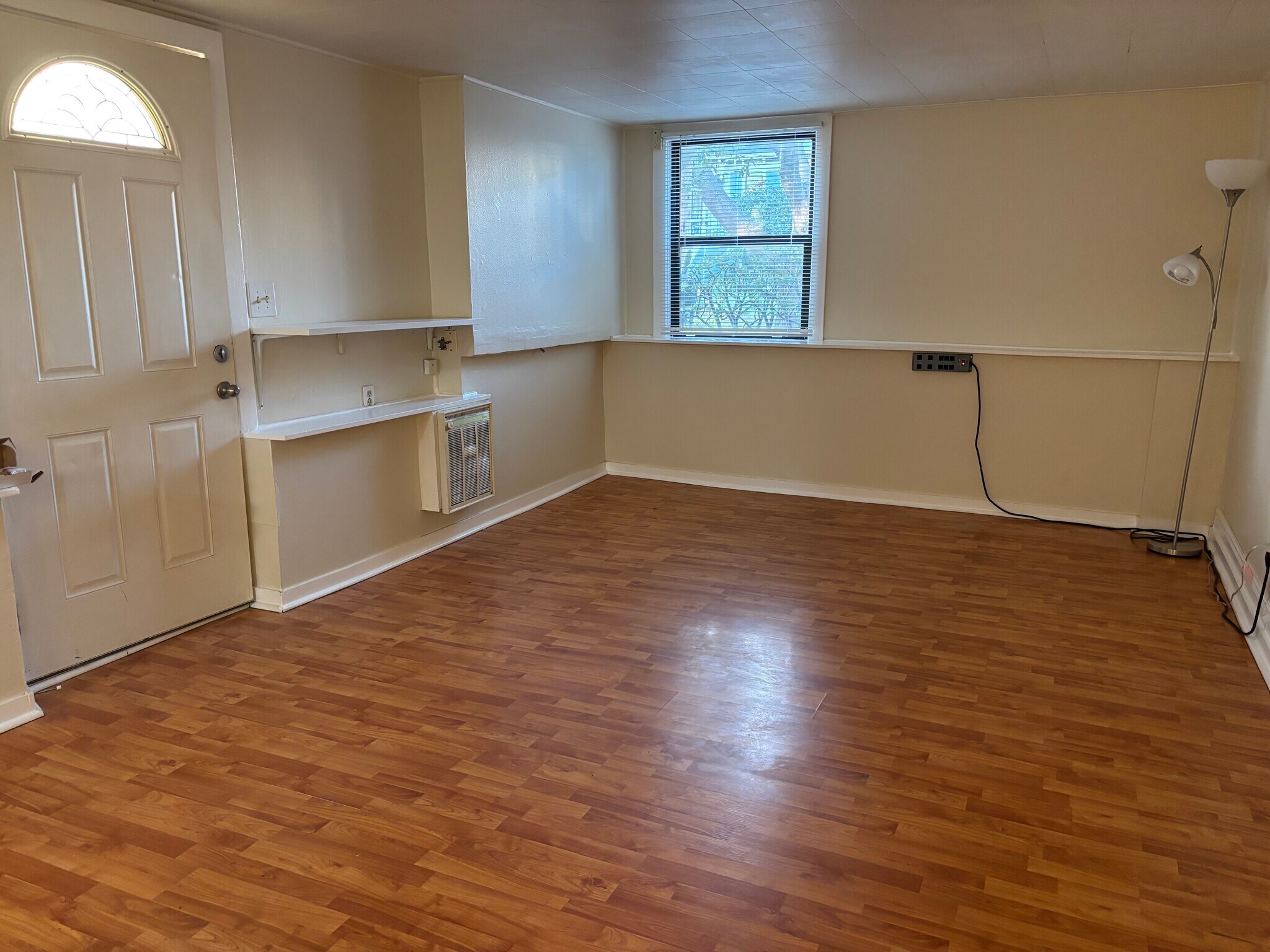 Main Room - 1534 Benton St