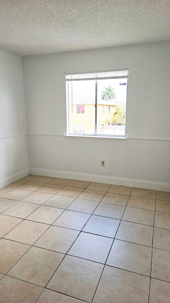 Building Photo - 177 NE 12th Ave