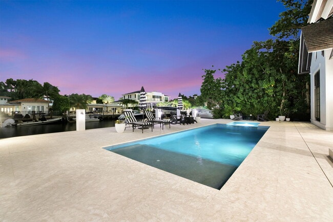 Building Photo - 400 Mola Ave