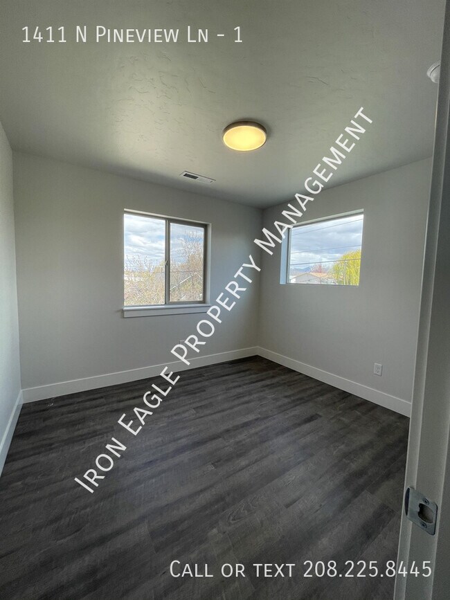 Building Photo - 1411 N Pineview Ln