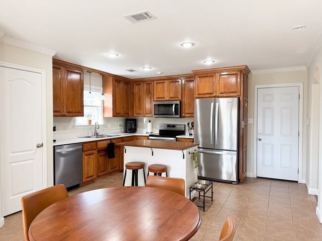 Building Photo - Spacious 3BR Home with Open Split Layout, Fenced Yard & Covered Front Porch