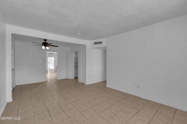 Building Photo - 4945 Sierra Madre Dr