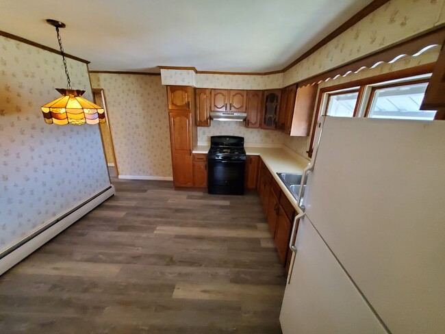 Building Photo - Single Family 2 bed/1 bath with HUGE Garag...