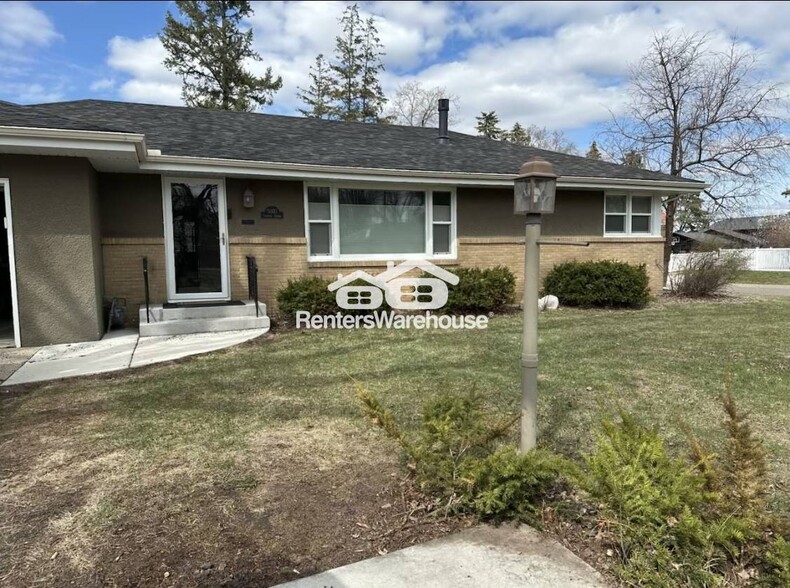 Primary Photo - 5000 Lakeside Ave N