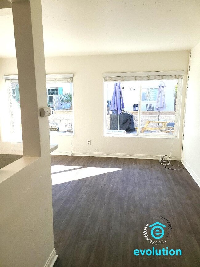 Building Photo - 734-740.5-7405 Jamaica Ct