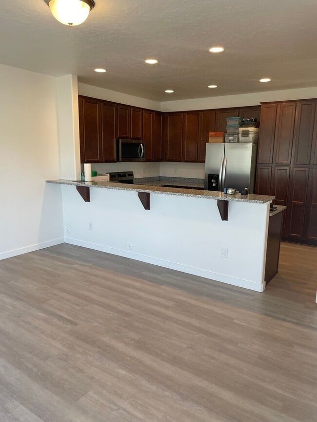 Building Photo - Available Now- Beautiful Nampa Townhome