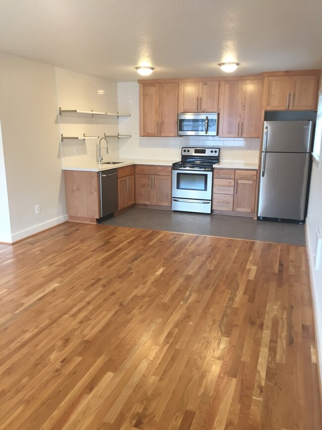 Building Photo - Spacious Like New Remodel 2BR-Portsmouth-N...