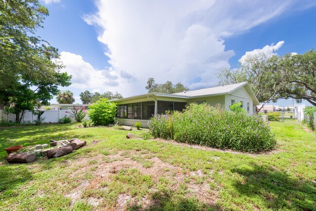 Building Photo - 6143 Tanglewood Dr NE