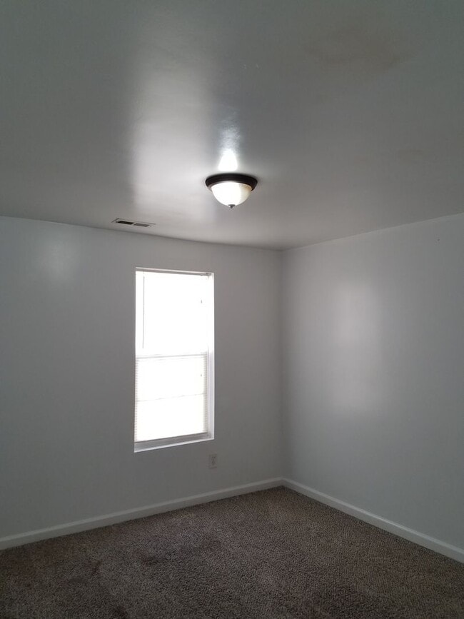 Building Photo - 4 bedroom 2 bath unit within minutes of Old Dominion University