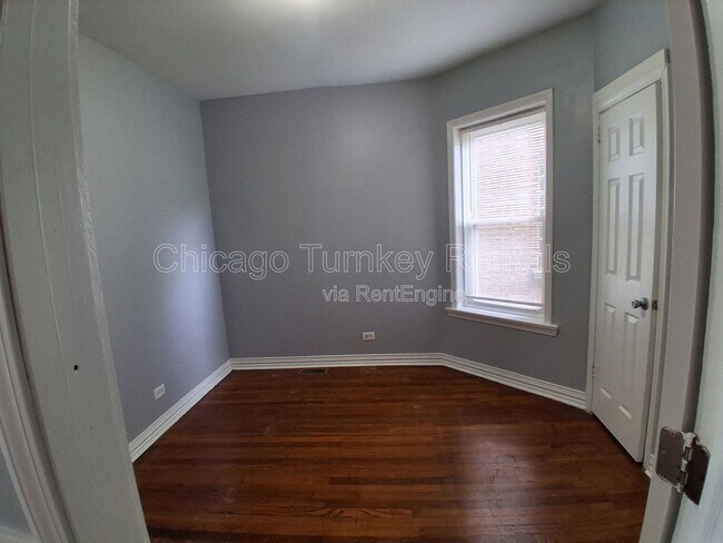 Building Photo - 7125 S Ellis Ave
