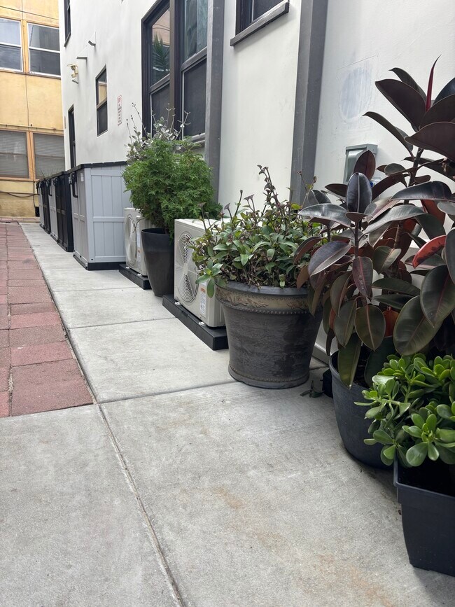 Building Photo - 958 2nd St