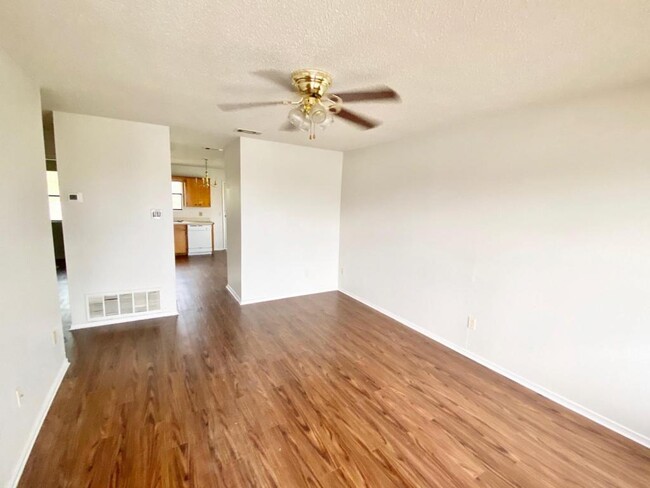 Building Photo - 3323 Chisholm Trl #B