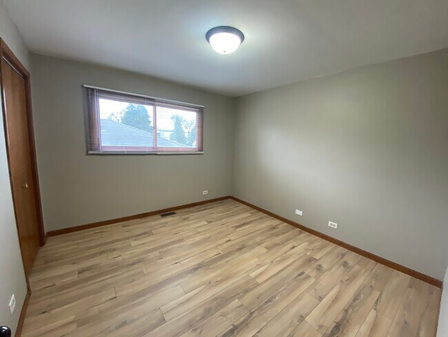 Building Photo - 2021 Kirschoff Ave