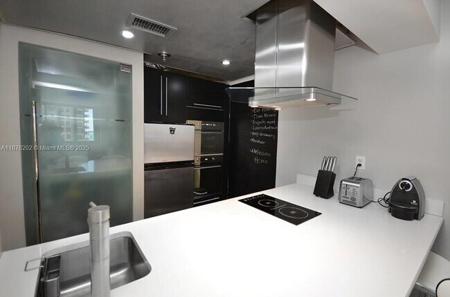 Building Photo - 540 Brickell Key Dr