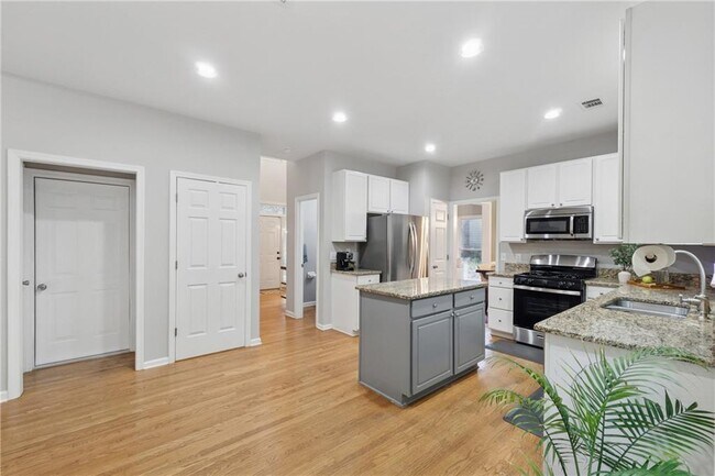 Building Photo - 6520 Fairfield Trce