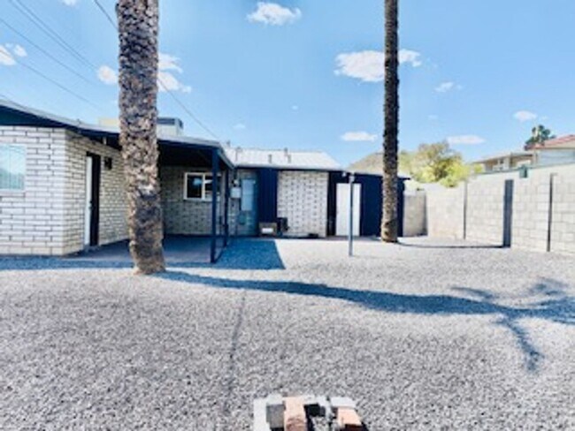 Building Photo - 4 bed 3, bath with connected guest house