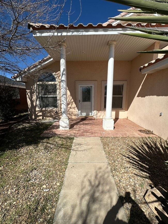 Building Photo - 2 Bed Home Plus Office Space! In Zia School District