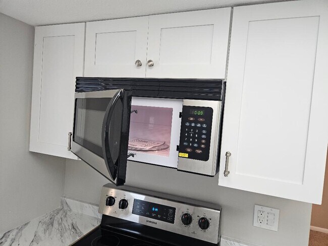 New Microwave - 533 Oxford Ave