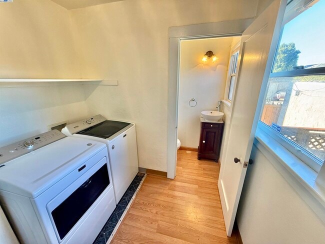 Building Photo - 252 Stoakes Ave