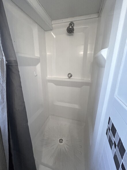 Building Photo - 215 Grant Ave