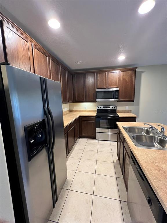 Building Photo - 2202 Seven Oaks Dr