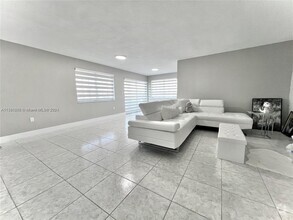 Building Photo - 11840 NE 19th Dr