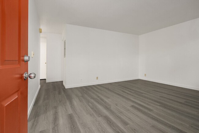 Building Photo - *2 Weeks of Free Rent Promotion!* BEAUTIFU...
