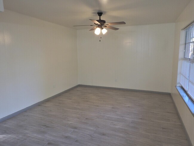 Building Photo - 408 E Coombs St