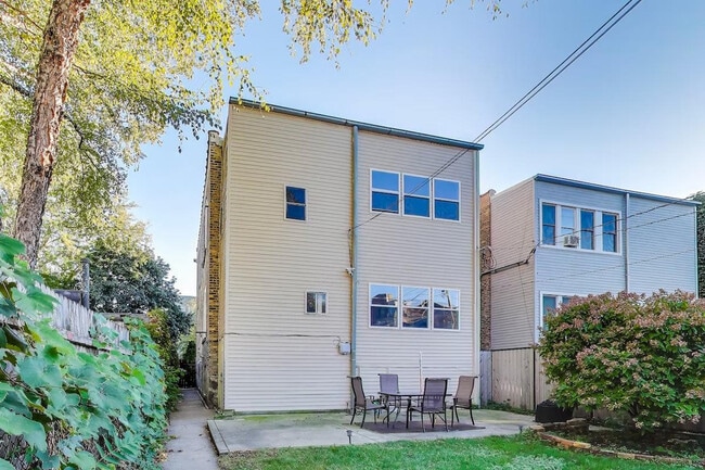 Building Photo - 1506 W Thome Ave