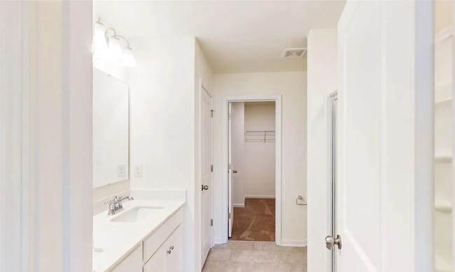 Building Photo - Beautiful 3BR/2.5BA Townhouse located in K...