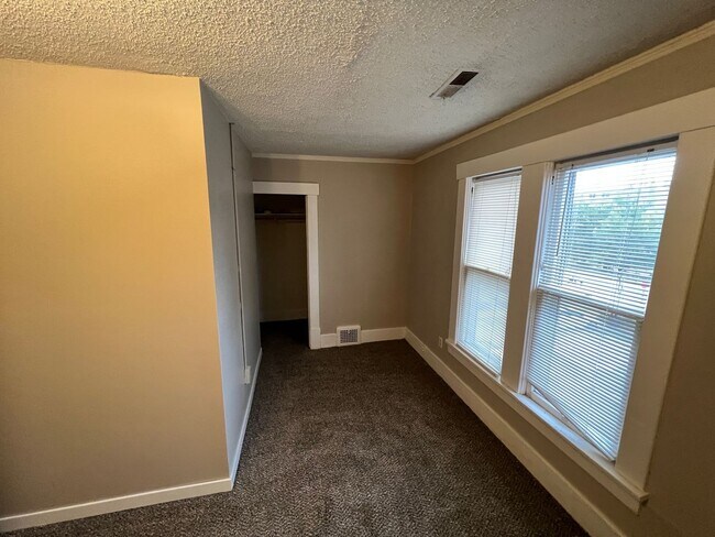 Building Photo - 1709 Laramie St