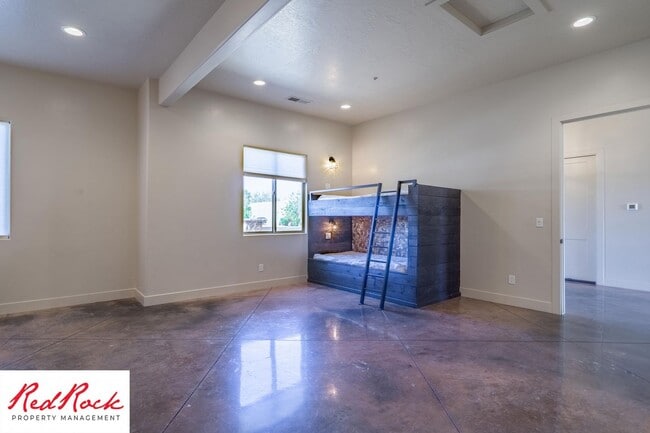 Building Photo - 4 Bedroom Luxury Home Near Sand Hollow