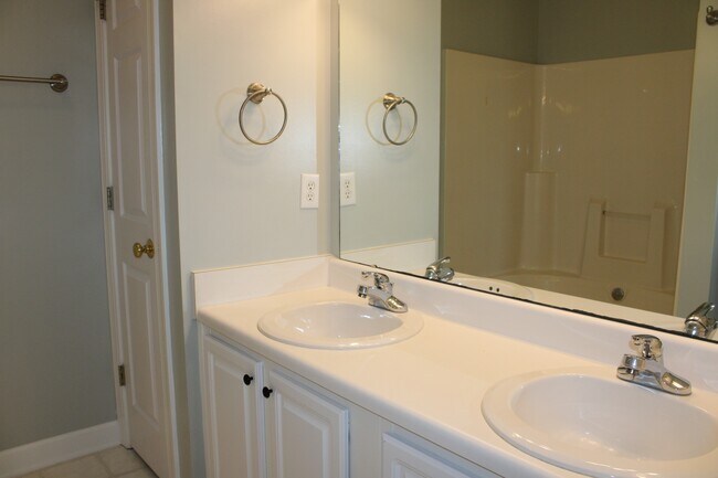 Building Photo - 80 Senter Farm Ct