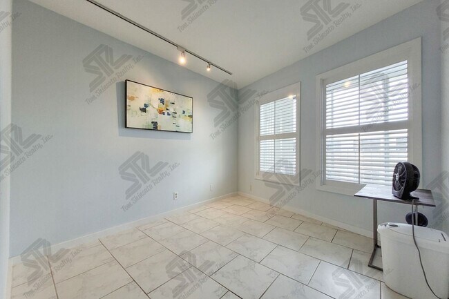 Building Photo - AVAILABLE 11/3/25 1BR / 1Bath / 1Pkg Condo...