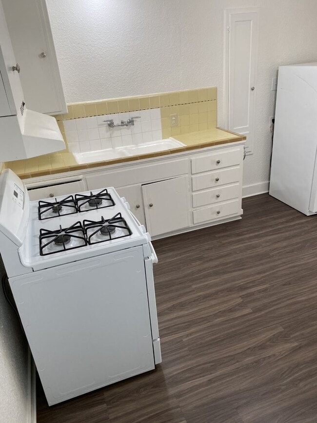 Building Photo - 1 BR, 1 Bath, 690 sq. ft. Victorian Unit - Close to Ferry Terminal