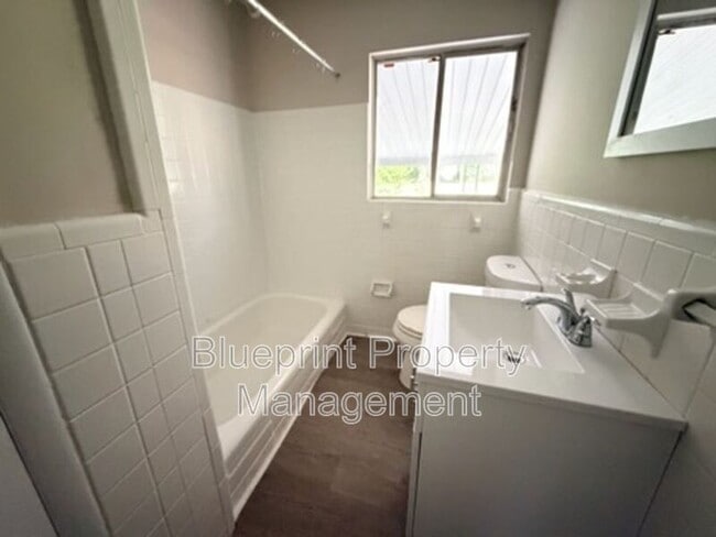 Building Photo - 3736 Oak Ave SW
