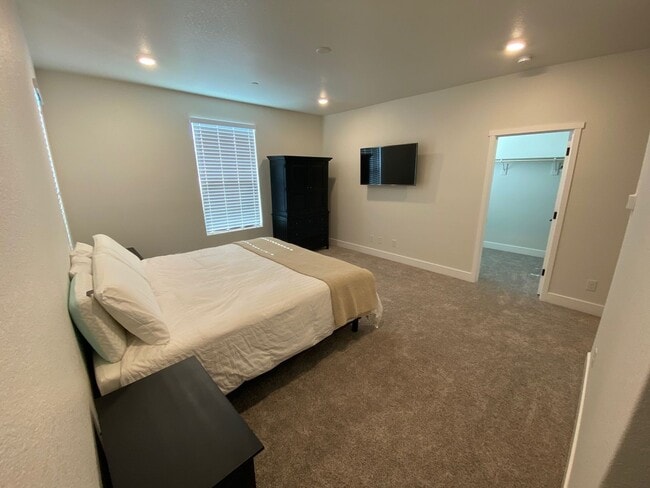 Building Photo - Newer Single Family Home in West Sacramento